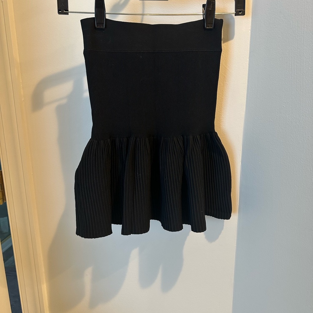 BCBG skirt, with ruffle at the bottom. Pull on.